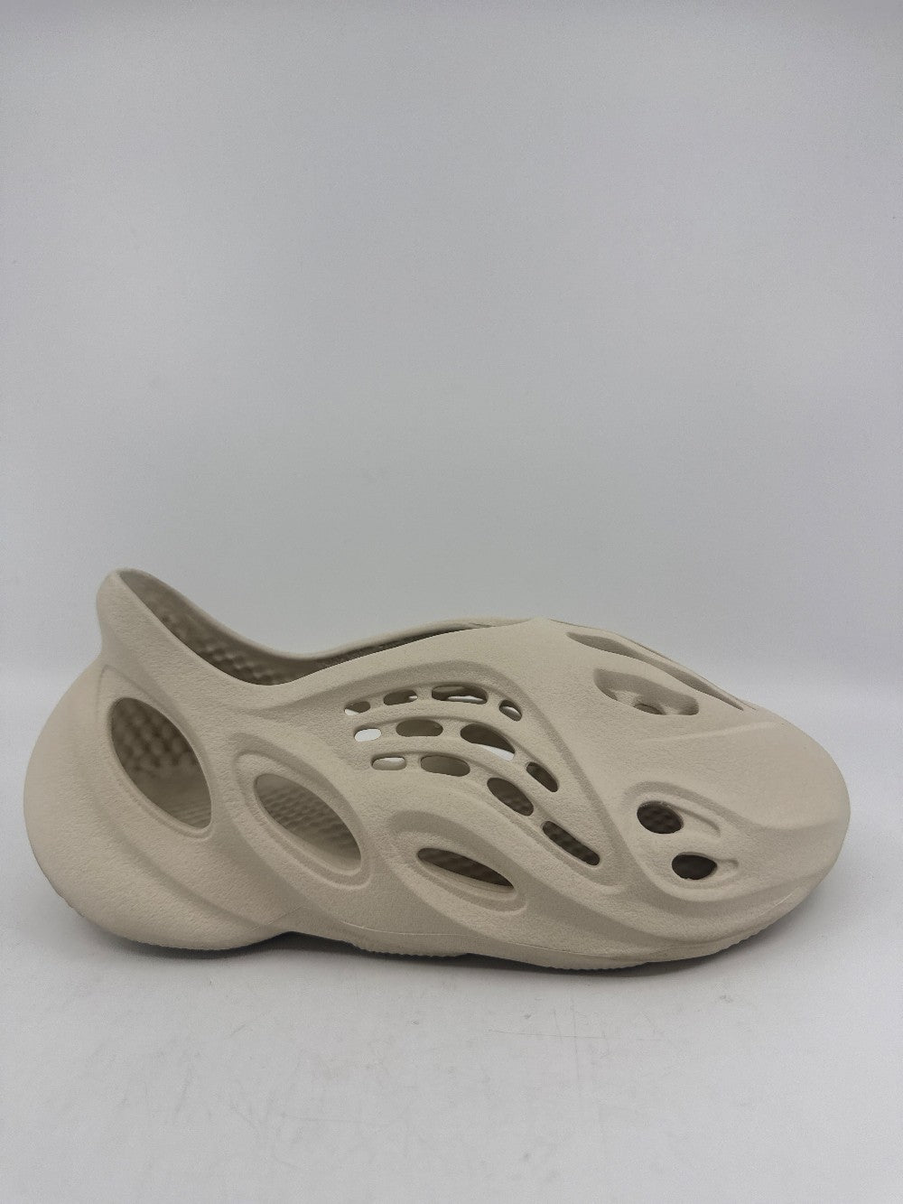 *USED* YEEZY FOAM RUNNER - SAND|35024