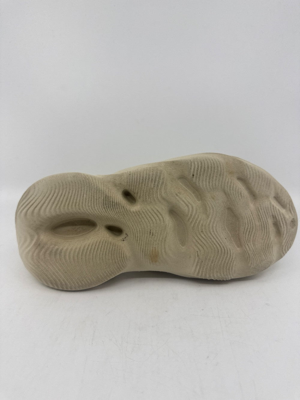 *USED* YEEZY FOAM RUNNER - SAND|35029