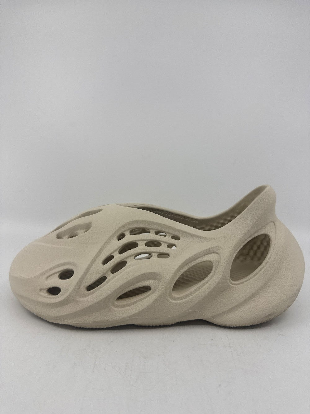 *USED* YEEZY FOAM RUNNER - SAND|35030
