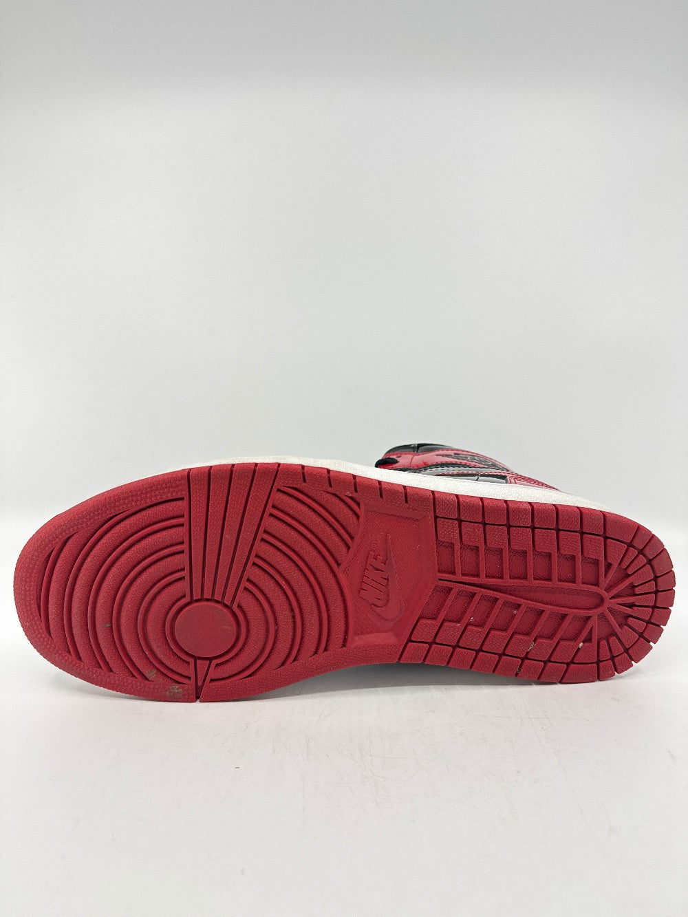 *USED/NO BOX* AJ 1 - PATENT BRED|39579