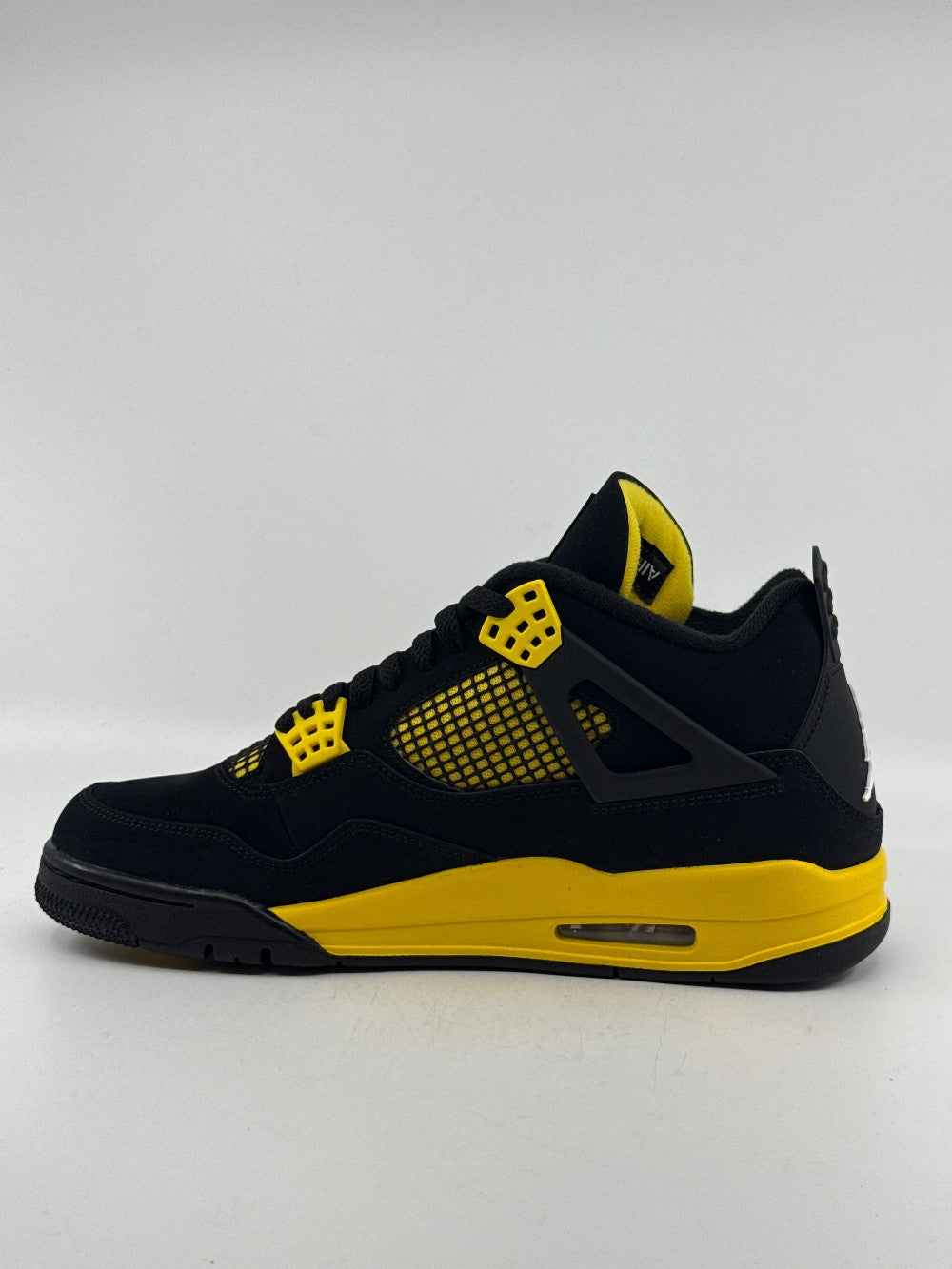 AJ 4 - THUNDER (2023)|40709