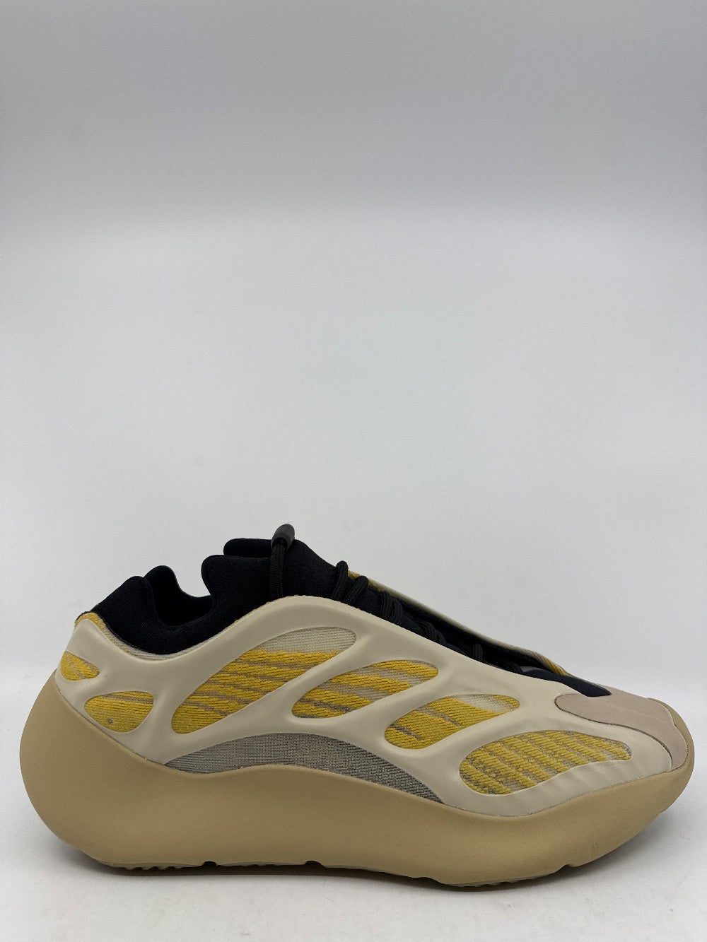 *USED* YEEZY 700 V3 - SAFFLOWER|43161