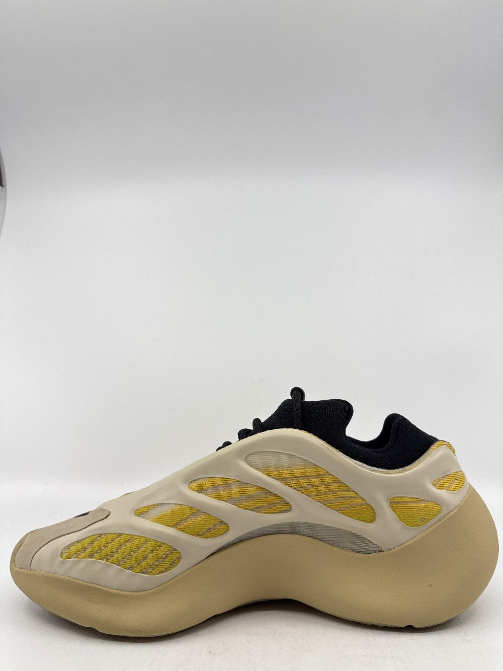 *USED* YEEZY 700 V3 - SAFFLOWER|43163