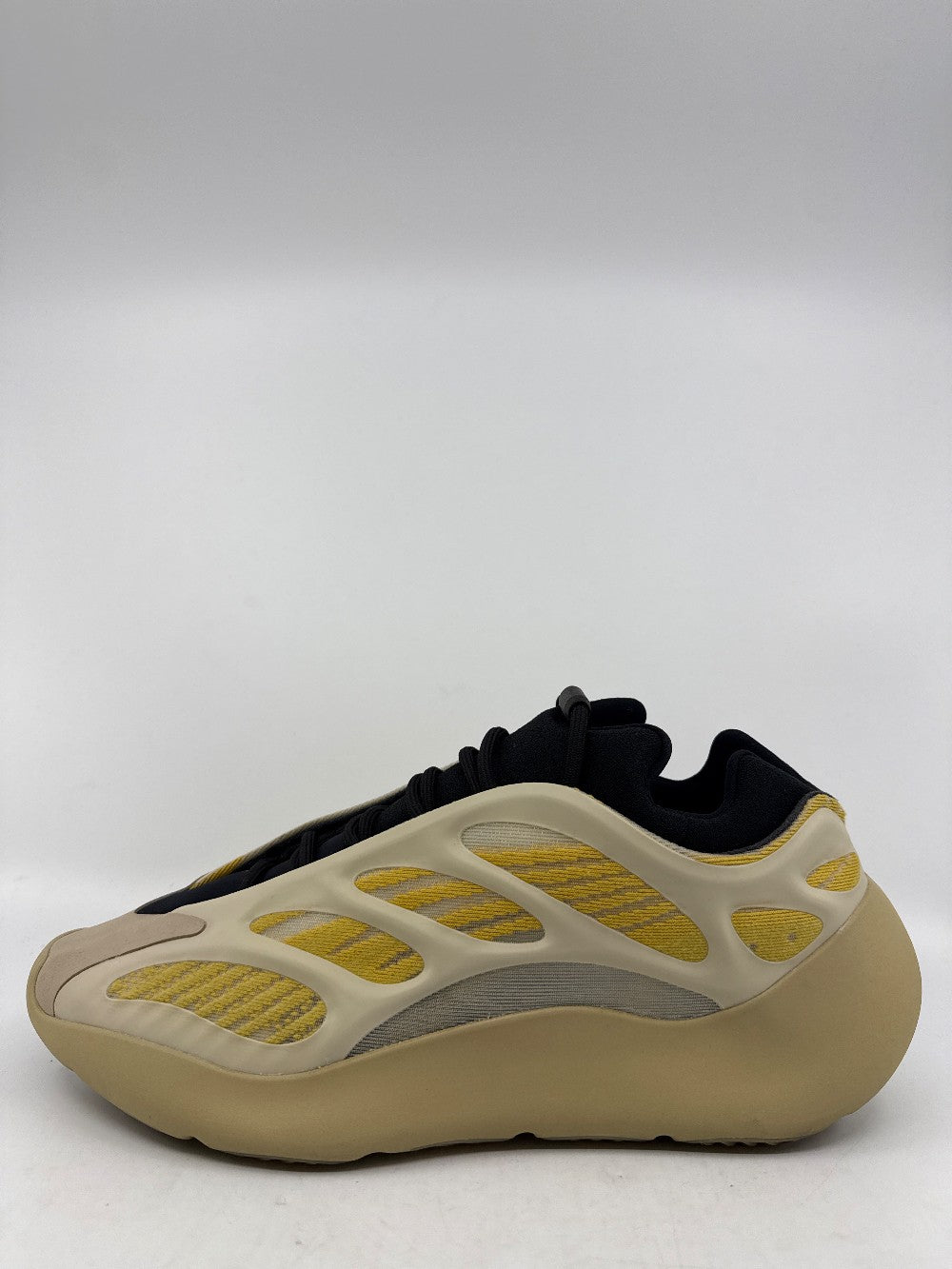 *USED* YEEZY 700 V3 - SAFFLOWER|43166